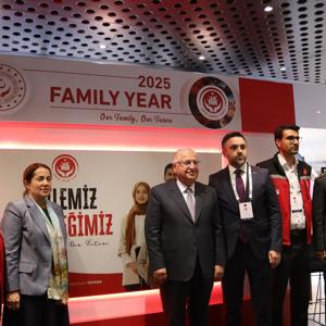 Millî Savunma Bakanı Sayın Yaşar GÜLER, IDEF 2025 Fuarı’nda kurulan '2025 Aile Yılı Standını' Ziyaret Etti - fotoğraf 1