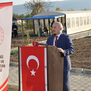 “NESİLLER HUZUR BAHÇELERİNDE BULUŞUYOR” MUHARREM SANCAKLI HUZUREVİ BAHÇESİNDE TIBBİ VE AROMATİK BİTKİ DİKİLDİ. - fotoğraf 5