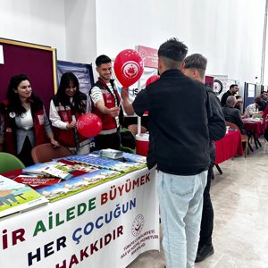 Üniversite Tanıtım Fuarında Aile Odaklı Bilgilendirme - fotoğraf 3