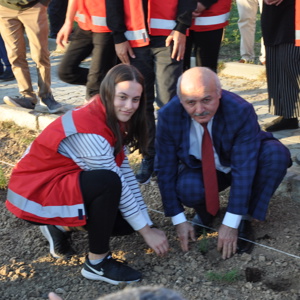 “NESİLLER HUZUR BAHÇELERİNDE BULUŞUYOR” MUHARREM SANCAKLI HUZUREVİ BAHÇESİNDE TIBBİ VE AROMATİK BİTKİ DİKİLDİ. - fotoğraf 24