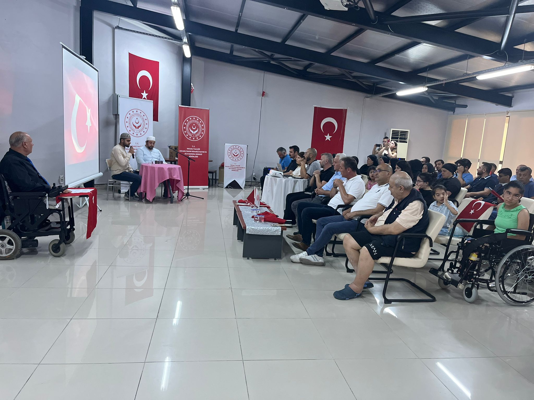 Kocaeli Bakım Rehabilitasyon ve Aile Danışma Merkezi Müdürlüğü Ailesi olarak 15 Temmuz Demokrasi ve Millî Birlik Günü kapsamında, şehitlerimizi anmak ve milli birlik ruhumuzu yaşatmak amacıyla kuruluşumuzda bir anma töreni düzenledik.