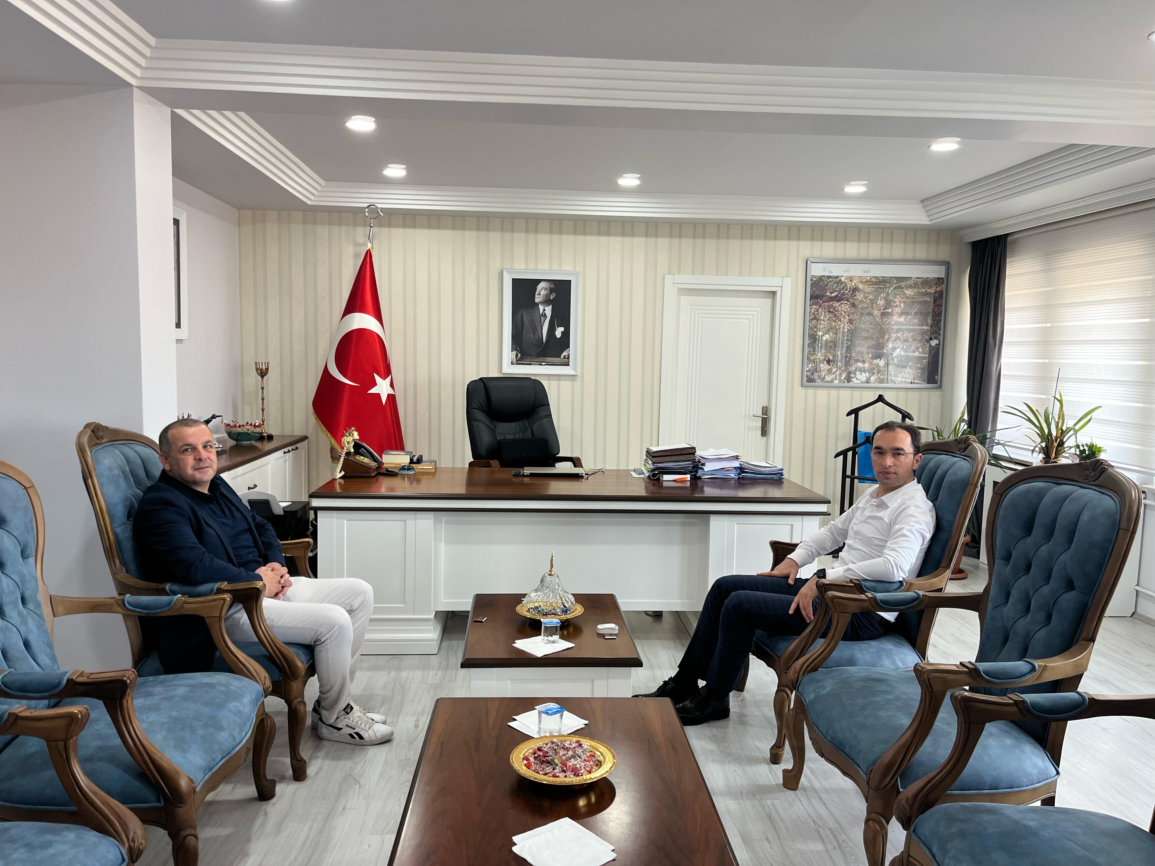 Sakarya Aile ve Sosyal Hizmetler İl Müdürümüz Sn. Mehmet UÇAR, Söğütlü Kaymakamı Sn. Mehmet GÖZE’yi makamında ziyaret etti.