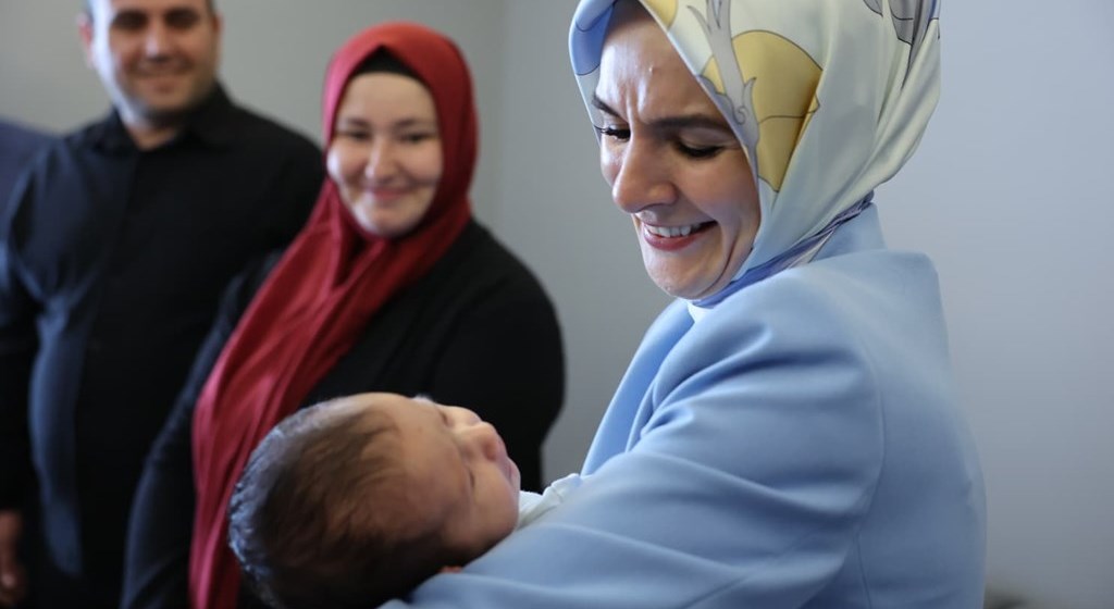 Temmuz ayı doğum yardımı ödemeleri bugün itibarıyla annelerin hesaplarına yatırılıyor