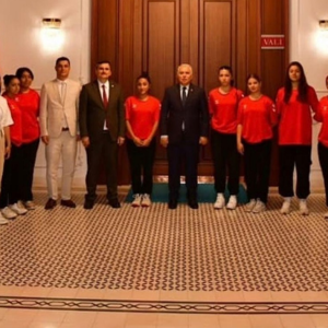 Vali Yıldırım’dan Şampiyon Kız Voleybol Takımı’na Tebrik - fotoğraf 2