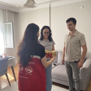 Evlenecek Gençlerin Desteklenmesi Projesi Kapsamında Yararlanan Çiftlerimizi Ziyaret Ederek, Sayın Bakanımız Mahinur ÖZDEMİR GÖKTAŞ’ın Tebriklerini İletiyoruz. - fotoğraf 1
