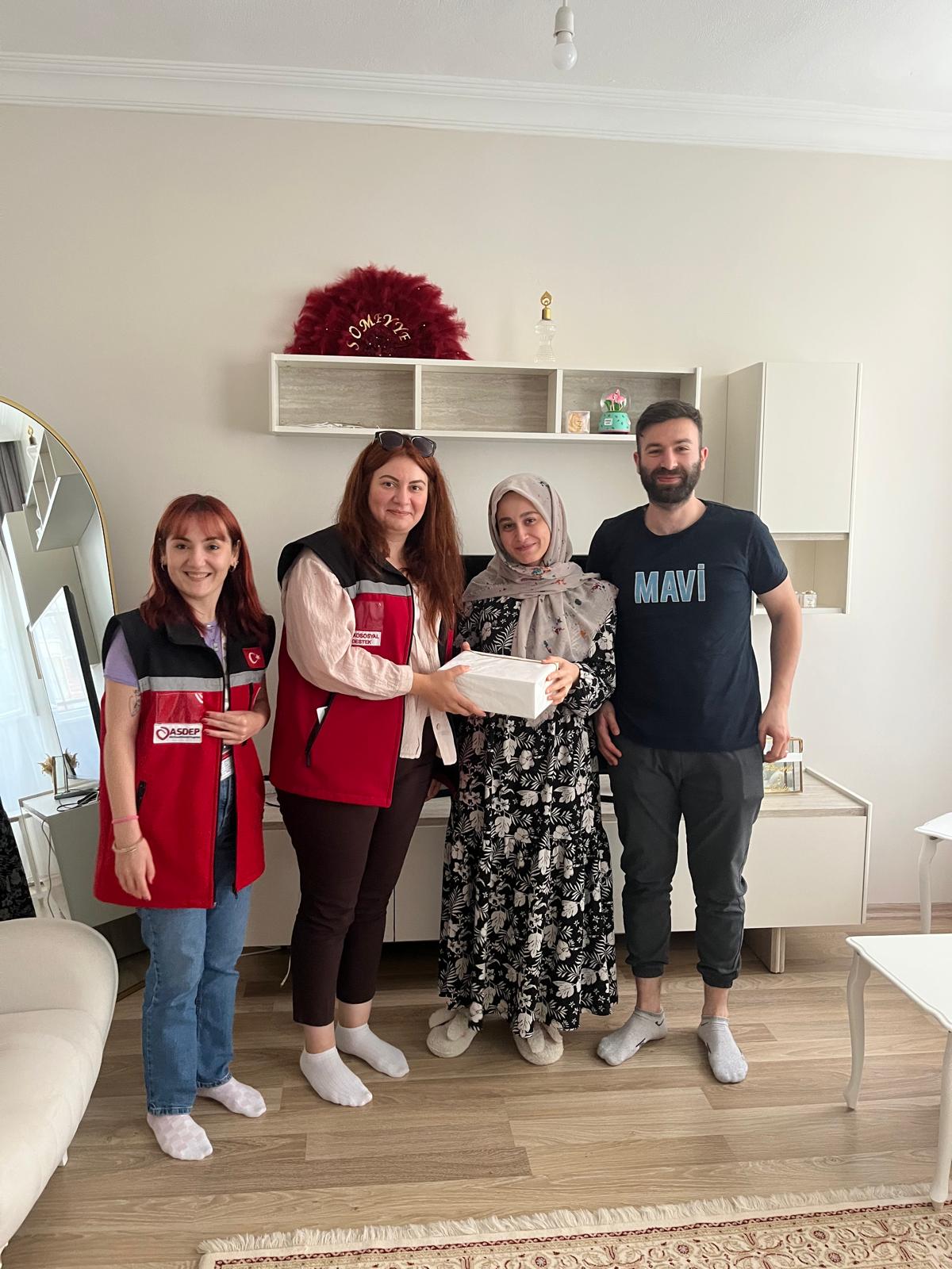 Evlenecek Gençlerin Desteklenmesi Projesi Kapsamında Yararlanan Çiftlerimizi Ziyaret Ederek, Sayın Bakanımız Mahinur ÖZDEMİR GÖKTAŞ’ın Tebriklerini İletiyoruz.