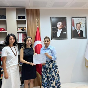 2025 #AileYılı kapsamında; İl Müdürümüz Sayın Emine BÖÇKÜN,Balıkesir Üniversite'sinde görevli Doktor Öğretim Üyesi Sayın Elvan KİREMİTÇİ CANIÖZ'e Teşekkür Belgesi Takdim Etti. - fotoğraf 1