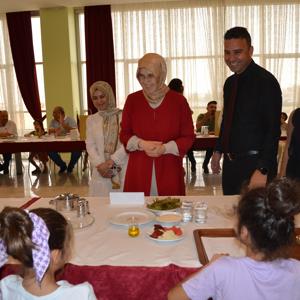 Baba ve Çocuklar Aynı Sofrada Buluştu: Sarma Atölyesi’nde Nesiller Birlikte Sardı - fotoğraf 1