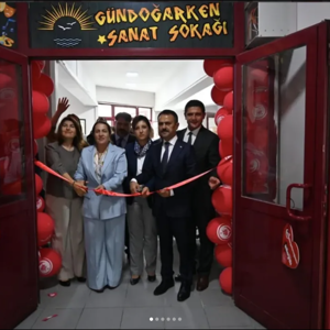 “Gündoğarken Sanat Sokağı”nın açılışı; Sayın Aile ve Sosyal Hizmetler Bakan Yardımcımız Dr. Sevim Sayım Madak ve Kocaeli Valimiz İlhami Aktaş'ın katılımlarıyla gerçekleştirildi. - fotoğraf 1