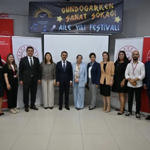 “Gündoğarken Sanat Sokağı”nın açılışı; Sayın Aile ve Sosyal Hizmetler Bakan Yardımcımız Dr. Sevim Sayım Madak ve Kocaeli Valimiz İlhami Aktaş'ın katılımlarıyla gerçekleştirildi. - fotoğraf 2