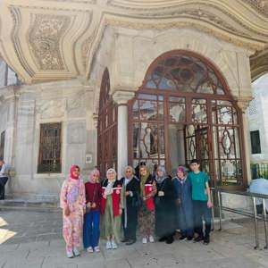 2025 Aile Yılı Kapsamında Şehit Yakınlarımızla Camii ve Türbe Ziyaretleri Gerçekleştirildi - fotoğraf 2