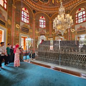 2025 Aile Yılı Kapsamında Şehit Yakınlarımızla Camii ve Türbe Ziyaretleri Gerçekleştirildi - fotoğraf 1