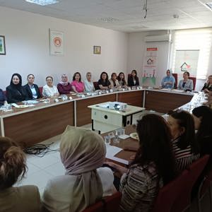 Valimiz  Numan Hatipoğlu’nun eşi Psikolog Dr. Ayfer Hatipoğlu başkanlığında: Gönül Elçileri ile Koruyucu Aile Hizmet Modeli Farkındalık Toplantısı yapıldı.  - fotoğraf 5