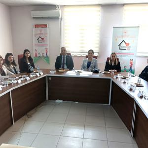 Valimiz  Numan Hatipoğlu’nun eşi Psikolog Dr. Ayfer Hatipoğlu başkanlığında: Gönül Elçileri ile Koruyucu Aile Hizmet Modeli Farkındalık Toplantısı yapıldı.  - fotoğraf 3