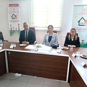 Valimiz  Numan Hatipoğlu’nun eşi Psikolog Dr. Ayfer Hatipoğlu başkanlığında: Gönül Elçileri ile Koruyucu Aile Hizmet Modeli Farkındalık Toplantısı yapıldı.  - fotoğraf 1