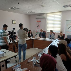 Valimiz  Numan Hatipoğlu’nun eşi Psikolog Dr. Ayfer Hatipoğlu başkanlığında: Gönül Elçileri ile Koruyucu Aile Hizmet Modeli Farkındalık Toplantısı yapıldı.  - fotoğraf 2