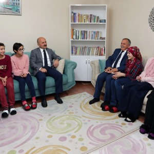 Valimiz Dr Osman VAROL İl Müdürlüğümüze bağlı Çocuk Evleri Koordinasyon Merkezi Müdürlüğü Mihri Hatun Çocuk Evini ziyaret etti  - fotoğraf 1