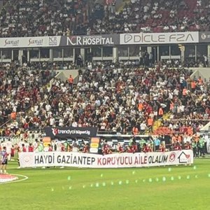 Sporcular Sahaya “Haydi Gaziantep, Koruyucu Aile Olalım” Pankartı ile Çıktı - fotoğraf 1