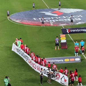 Sporcular Sahaya “Haydi Gaziantep, Koruyucu Aile Olalım” Pankartı ile Çıktı - fotoğraf 2