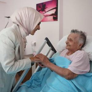 Bakanımız Sayın Mahinur Özdemir Göktaş, Çınarcık Huzurevi Yaşlı Bakım ve Rehabilitasyon Merkezi’ni ziyaret etti. - fotoğraf 10