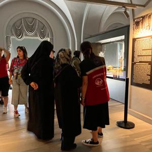 2025 Aile Yılı Kapsamında Kahraman Gazilerimiz ve Kıymetli Şehit Yakınlarımızla Dolmabahçe Sarayı ve Yahya Efendi Türbesine Ziyaret Gerçekleşmiştir - fotoğraf 5