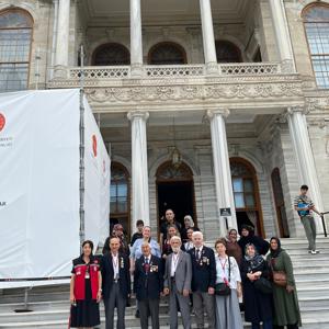 2025 Aile Yılı Kapsamında Kahraman Gazilerimiz ve Kıymetli Şehit Yakınlarımızla Dolmabahçe Sarayı ve Yahya Efendi Türbesine Ziyaret Gerçekleşmiştir - fotoğraf 2