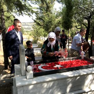 Şehidimizi Kabri Başında Dualar İle Andık - fotoğraf 1