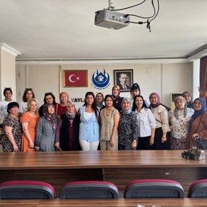 Yayladağı Kadın Girişimi Üretim İşletme Kooperatifinde “Kadına Yönelik Şiddetle Mücadele ile Erken Yaşta ve Zorla Evliliklerle Mücadele” konulu seminer verildi. - fotoğraf 2