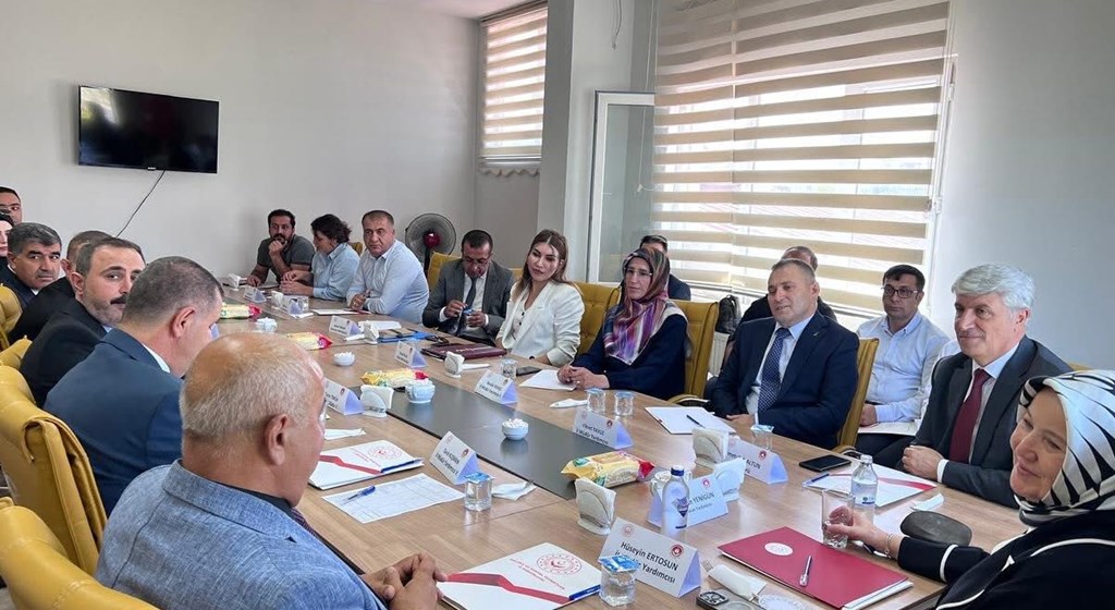 Aile ve Sosyal Hizmetler Bakan Yardımcısı Sn. Leman Yenigün Gündüz Bakım Aile Danışma ve Rehabilitasyon Merkezi Müdürlüğünü ziyaret ederek, burada kuruluş müdürleri toplantısı gerçekleştirdi.