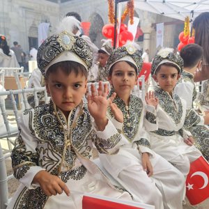 Valiliğimiz himayelerinde Sivas Vakıflar Bölge Müdürlüğünce 34 çocuk için toplu sünnet şöleni organize edildi. 🥳🎈 - fotoğraf 3