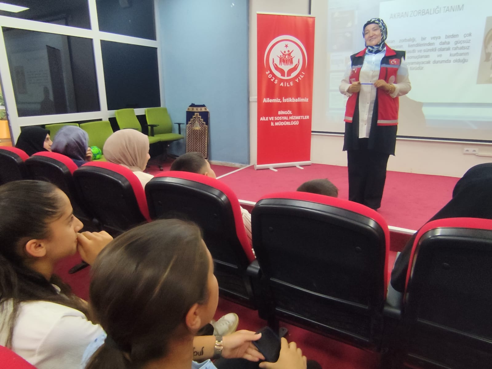 2025 Aile Yılı etkinlikleri kapsamında İl Müdürlüğümüze bağlı Karlıova Sosyal Hizmet Merkezi tarafından hizmet modellerinden faydalanan ve diğer vatandaşların da katılımını içeren 'Akran Zorbalığı ve Siber Zorbalık' konulu eğitim verilmiştir.