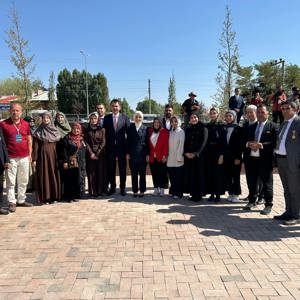 Ahlat’ta Malazgirt Zaferi’nin 954. Yılında Sultan Alparslan, Kahraman Ordusu ve Aziz Şehitlerimiz Dualarla Anıldı; Bakanımız Sayın Mahinur Özdemir Göktaş, Şehit Aileleriyle Buluştu - fotoğraf 5