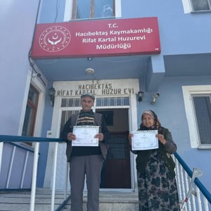Hacıbektaş Rıfat Kartal Huzurevi Müdürlüğümüzde yaşayan kıymetli büyüklerimiz sertifikalarını gururla teslim aldılar - fotoğraf 1