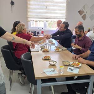Hacıbektaş’ta huzurevi ek binamızı yaptıran hayırsever Nermin ERDEMİR yaşlılarımıza yemek ikramında bulundu - fotoğraf 1