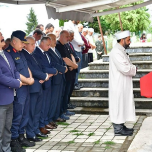 Trabzon Valisi Aziz Yıldırım, Vefat Eden Kıbrıs Gazisi Halit Dilber’in Arsin İlçesi Gölcük Mahallesi Konak Camii’Nde Kılınan Cenaze Namazına Katılarak Ailesine Taziyelerini İletti. - fotoğraf 3
