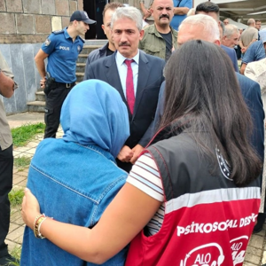 Trabzon Valisi Aziz Yıldırım, Vefat Eden Kıbrıs Gazisi Halit Dilber’in Arsin İlçesi Gölcük Mahallesi Konak Camii’Nde Kılınan Cenaze Namazına Katılarak Ailesine Taziyelerini İletti. - fotoğraf 1