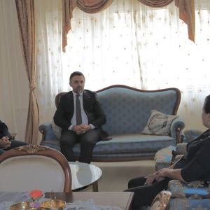 TSK Şehitlerimizden Kürşad Selim ŞENOL, Emniyet Şehitlerimizden Mehmet Ertan KIRALI ve Hurşit GÖKÇE’nin Kıymetli Aileleri İl Müdürümüz Sn. Ömer TURAN Tarafından Ziyaret Edilmiştir - fotoğraf 1