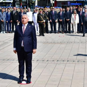 30 Ağustos Zafer Bayramı’nın 103. Yıl Dönümü Kutlama Programı, Valilik Önündeki Atatürk Anıtı’na Çelenk Sunma Töreniyle Başladı. - fotoğraf 4