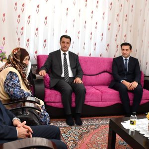 Sorgun  Kaymakamımız  Abdurrezzak Canpolat, İl Müdürlüğümüze bağlı Sosyal Hizmet Merkezi Müdürümüz Samet Özdemir ile İlçemiz Sosyal Dayanışma ve Yardımlaşma Vakfı Müdürü Yasin Tıraşoğlu Vatan için canını feda eden Şehitlerimizin Hanesi ziyaret edildi. - fotoğraf 3
