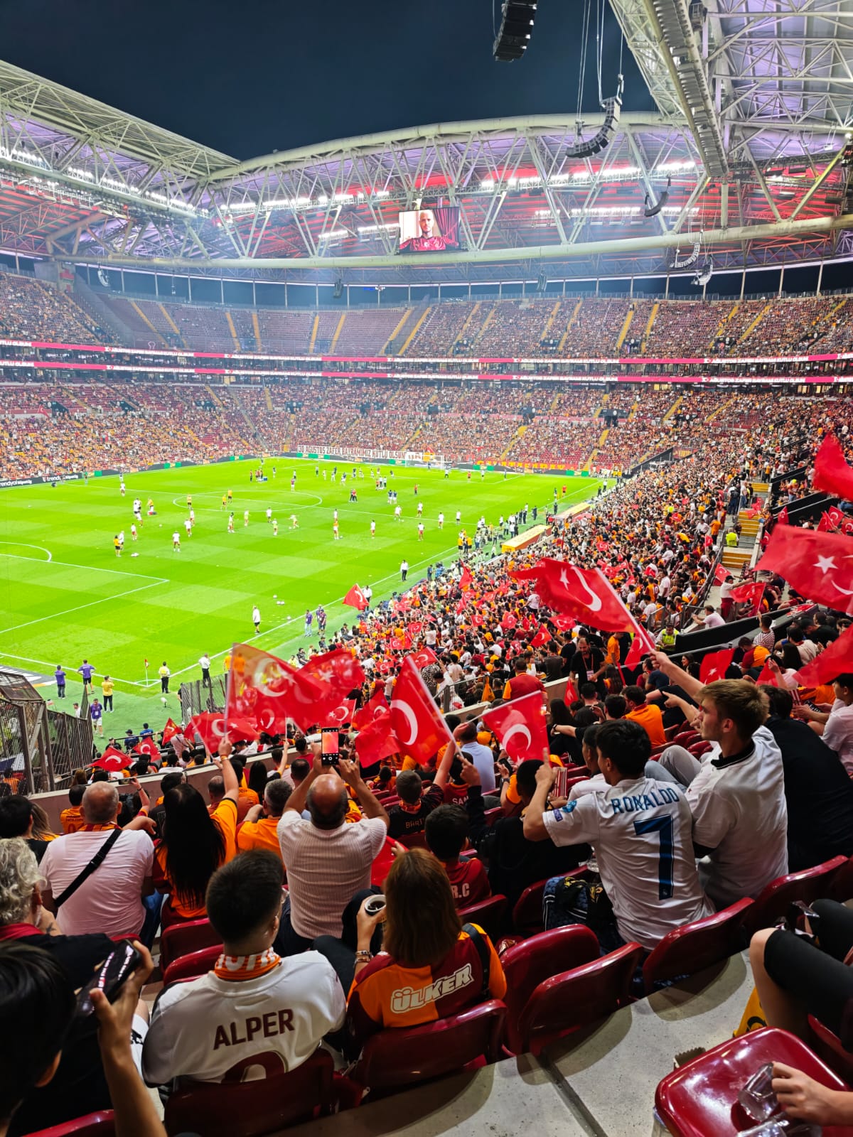 30 Ağustos Zafer Bayramı’nda 45 Çocuğumuz 10 Personelimiz Refakatinde Galatasaray Spor Kulübüne Misafir Olduk