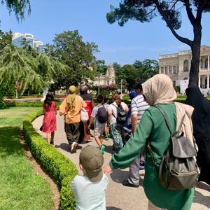 Esenyurt Sosyal Hizmet Merkezi Müdürlüğümüz Tarafından Kahraman Gazilerimiz ve Kıymetli Şehit Yakınlarımızla Birlikte Dolmabahçe Sarayı Gezisi Düzenlenmiştir - fotoğraf 1