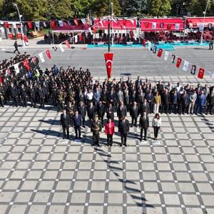 İl Müdürümüz Mustafa ÇAKIR, 30 Ağustos Zafer Bayramı’nın 103. yıl dönümü dolayısıyla Cumhuriyet Meydanı’nda düzenlenen çelenk sunma programına katıldı. - fotoğraf 1
