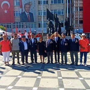 İl Müdürümüz Mustafa ÇAKIR, 30 Ağustos Zafer Bayramı’nın 103. yıl dönümü dolayısıyla Cumhuriyet Meydanı’nda düzenlenen çelenk sunma programına katıldı. - fotoğraf 4