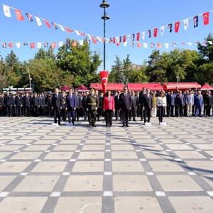 İl Müdürümüz Mustafa ÇAKIR, 30 Ağustos Zafer Bayramı’nın 103. yıl dönümü dolayısıyla Cumhuriyet Meydanı’nda düzenlenen çelenk sunma programına katıldı. - fotoğraf 2