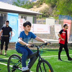 Şemdinli’de Öğrencilere Bisiklet Hediye Edildi - fotoğraf 2