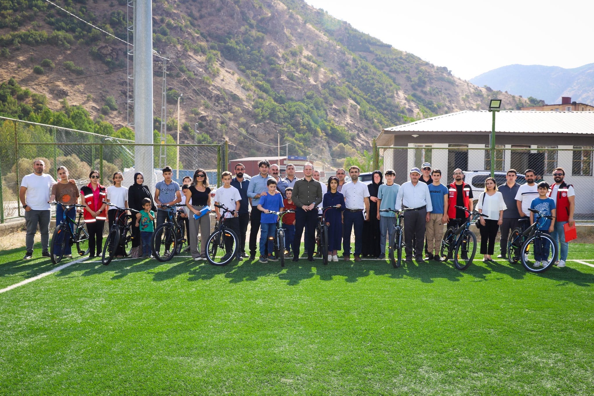 Şemdinli’de Öğrencilere Bisiklet Hediye Edildi