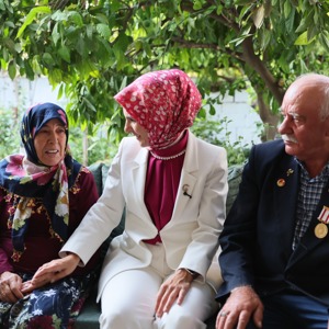 Bakanımız Göktaş, Kıbrıs Gazisi ve eşinin 48 yıllık yuvasına misafir oldu - fotoğraf 1