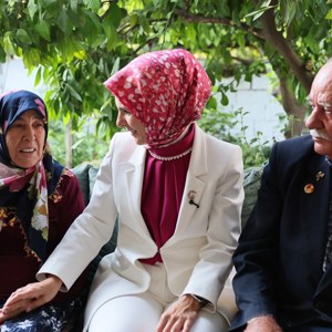 Bakanımız Göktaş, Kıbrıs Gazisi ve eşinin 48 yıllık yuvasına misafir oldu - fotoğraf 3
