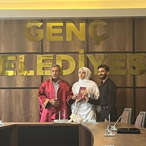 2025 Aile yılı kapsamında İl Müdürlüğümüze bağlı Genç Sosyal Hizmet Merkezi Müdürlüğü personeli tarafından ilçemizde nikahı yapılan genç çiftimizin nikah törenine katılarak hediyeleri takdim edilmiştir.  - fotoğraf 2