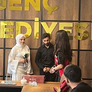 2025 Aile yılı kapsamında İl Müdürlüğümüze bağlı Genç Sosyal Hizmet Merkezi Müdürlüğü personeli tarafından ilçemizde nikahı yapılan genç çiftimizin nikah törenine katılarak hediyeleri takdim edilmiştir.  - fotoğraf 1